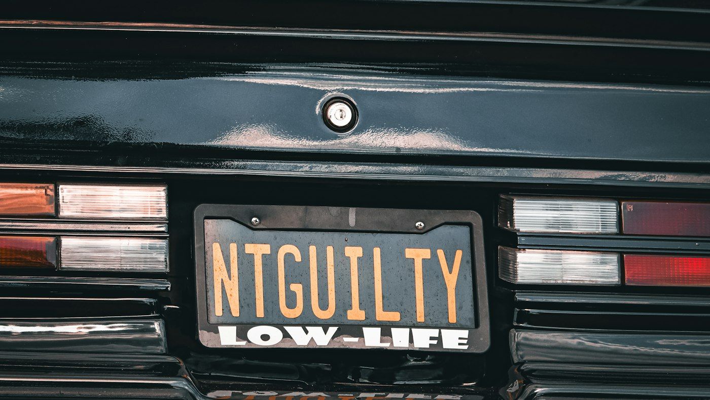 Personlig amerikansk bilskilt med teksten NTGUILTY